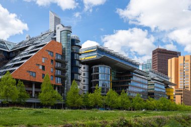 Berlin. Almanya. 7 Mayıs. 2023. Berlin. Güzel, modern cam binalar. Avrupa Mimari Gezileri