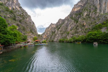 Kuzey Makedonya. Popüler turist Matka Kanyonu 'nda gezinti tekneleri. Çekicilik. Seyahatler. Avrupa