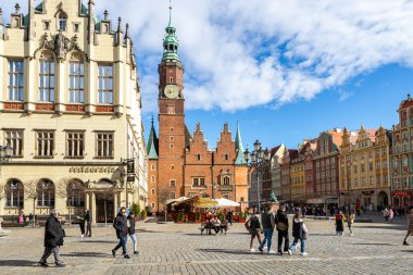 Yılan pençesi. Polonya. 25 Mart 2023 Merkez Meydanı. Eski Wroclaw kasabasının güzel, eski mimarisi. Polonya. Avrupa.