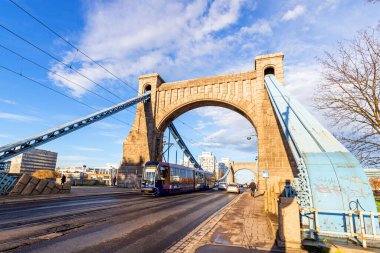 Yılan pençesi. Polonya. 25 Mart 2023. Güzel, yaşlı Grunwaldzki köprüsü Odra nehrinin üzerinde. Yılan pençesi. Polonya.