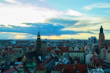Eski Wroclaw kasabasının güzel, eski mimarisi, günbatımında. Hava görüntüsü. Yılan pençesi. Polonya.