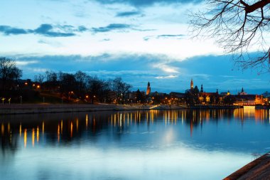 Wroclaw Old Town 'da Gece Manzarası. Odra nehri üzerindeki St. John Katedrali ve adası, nehir kıyısında dinlenme alanı bulun. Wroclaw Polonya.