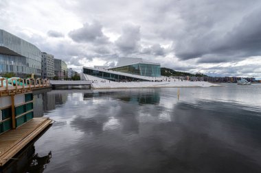 Oslo, Norveç. - 10. Ağustos. 2023. Modern binalar arasında Norveç Ulusal Operası ve Bale Tiyatrosu 'nun güzel manzarası ve güzel alçak bulutlar. Norveç manzarası.