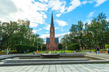Oslo, Norveç. - 10. Ağustos. 2023 Güzel eski kilise ve çeşmeli meydan. Norveç 'in Mimarı.