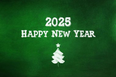 2025 yılı. - Mutlu yıllar. Yeşil arka planda Noel ağacı olan yeni yıl kartı. Tatil arkaplanı.