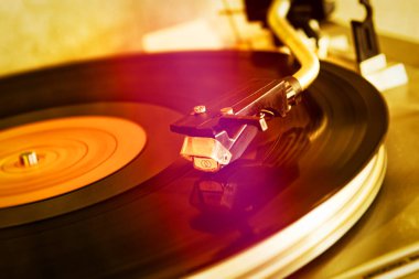 Vinil plak çalar beton bir duvara karşı. Retro işlemleri kapat. Müzik arkaplanı.