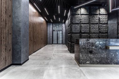 Beton zemini olan boş bir yeraltı odası