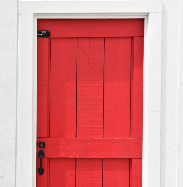 Czerwone Drzwi Stodoły Białym Domku — Zdjęcie stockowe