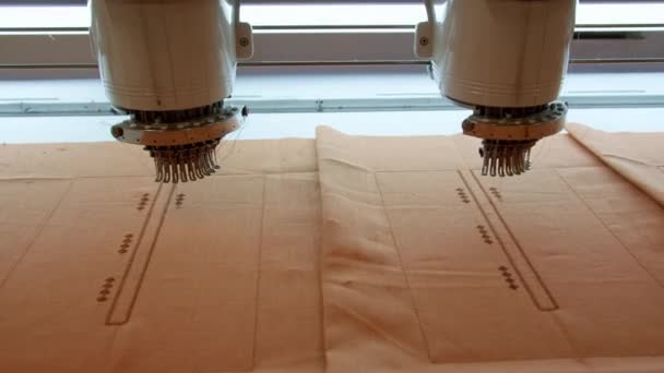 Šicí Stroj Vyrábí Oblečení Hedvábí — Stock video