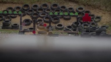 Atış poligonunda mermi ve kovan var.