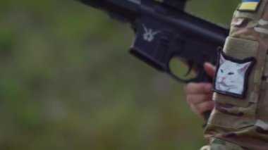 Ağır çekimde şarjörü şarj ediyor.