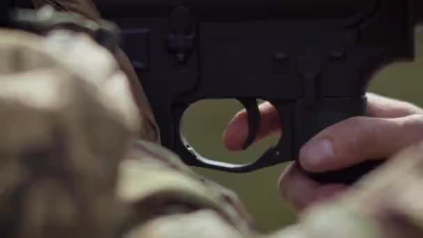 卡宾枪慢动作射击 — 图库视频影像