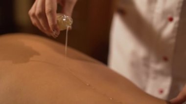 Masör, kaplıca salonundaki genç bir kıza terapi amaçlı ayak masajı yapıyor.