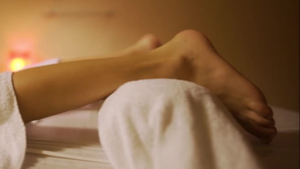 Masseur Gör Terapeutisk Fotmassage Till Ung Flicka Spasalong — Stockvideo