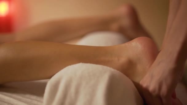 Massaggiatore Massaggio Terapeutico Piedi Una Giovane Ragazza Salone Termale — Video Stock
