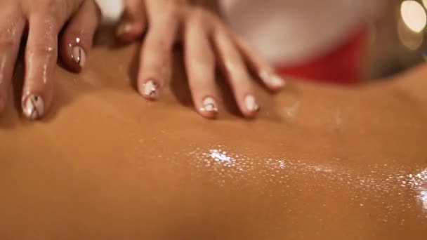 Masseur Faz Massagem Terapêutica Nos Pés Para Uma Jovem Salão — Vídeo de Stock