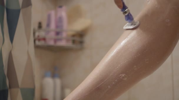 Lány Borotválja Lábak Fürdőszobában — Stock videók