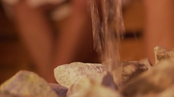 Przyjaciele Parują Fińskiej Saunie Woda Wyparowuje Kamieni Tworząc Parę Saunie — Wideo stockowe