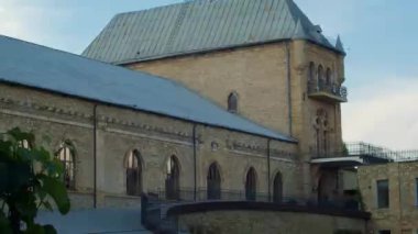 Güneşli bir günde antik şaraphane kalesi