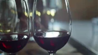 Şaraphanede bir kadeh mis kokulu şarap