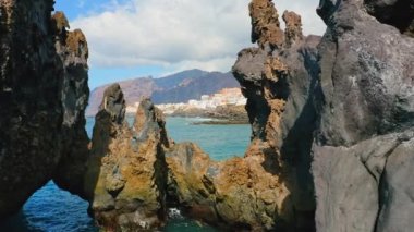 Tenerife, Kanarya Adası, Puerto de Santiago, Charco del Diablo veya Şeytan 'ın doğal havuzu. Kara lav akıntıları, volkanik tuhaf taşlar, kayalık volkanik plaj, Atlantik Okyanusu manzarası.