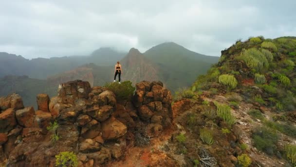 Успешная Женщина Средних Лет Наслаждается Природой Вершине Горы Турист Стоит — стоковое видео