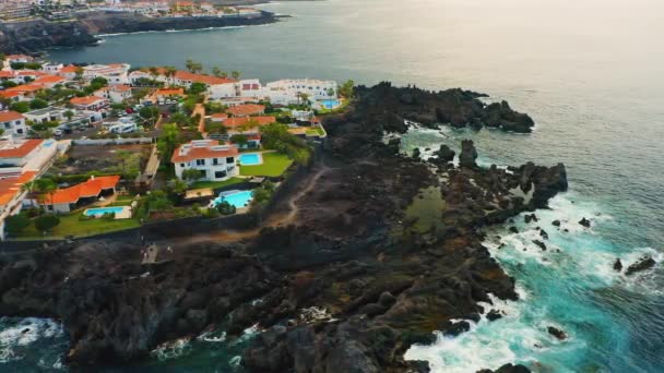 壮观的景色 浪花溅落在岩石上 加那利群岛 Tenerife 风景的地方 Cueva Vaca 空中无人驾驶飞机视图 圣地亚哥港镇 火山口的海滩 — 图库视频影像