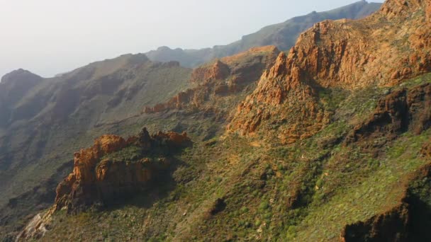 Природный Ландшафт Походе Ущелье Воздушные Горные Вершины Риско Бланко Тенерифе — стоковое видео