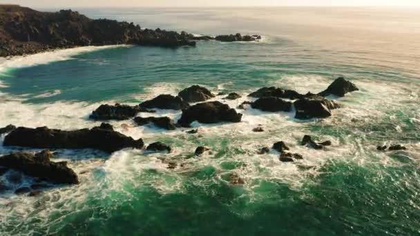 Мощные Волны Падают Мелководье Атлантическом Океане Сильные Течения Закручивают Воду — стоковое видео