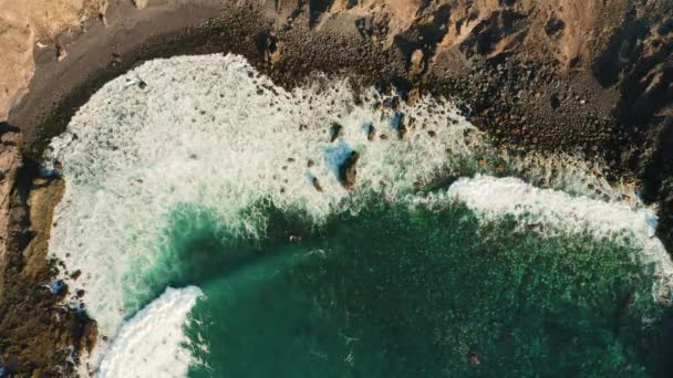 Воздушный Беспилотный Полет Над Скалистой Скалой Райский Остров Тенерифе Волны — стоковое видео