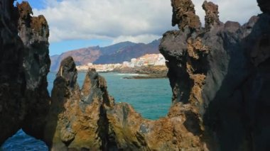 Tenerife, Kanarya Adası, Puerto de Santiago, Charco del Diablo veya Şeytan 'ın doğal havuzu. Kara lav akıntıları, volkanik tuhaf taşlar, kayalık volkanik plaj, Atlantik Okyanusu manzarası.
