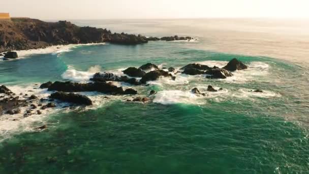 强烈的海浪在大西洋浅水中冲撞 汹涌澎湃的水流在黑色的火山悬崖岩石上飞溅 迷人的无人机景观 — 图库视频影像