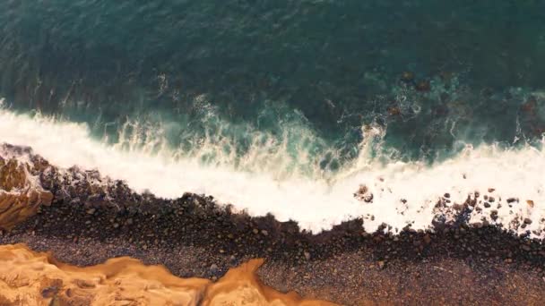 空中俯瞰着沿着黑色火山灰沙滩的风景 海浪冲击着岩石海岸 夕阳西下Tenerife加那利岛西班牙没人 — 图库视频影像