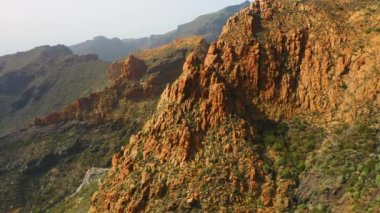 Tenerife Adası, Kanarya Adaları, İspanya 'daki kayalık sıradağlara yakından bakın. Güneşli bir günde yeşil bahar. Volkanik doğa manzarası. Teno Ulusal Parkı. Jeolojik yapılar. Hava görüntüleri