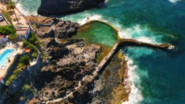 İspanya 'nın Tenerife Adası' ndaki Atlantik Okyanusu 'nda doğal havuzun keyfini çıkaran insanların hava videosu. Charco de Isla Cangrejo. Tarihi dönüm noktası. Piscina doğal Acantilado de Los Gigantes. Yüzme havzası