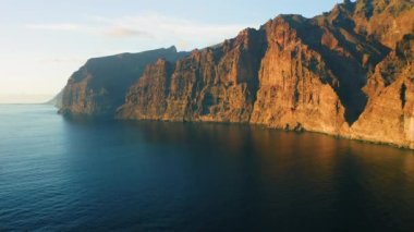 Volkanik adanın havadan görünüşü, soğutulmuş lav dev dağlar oluşturdu. The Giants, Los Gigantes. Santiago del Teide, Canary Island Tenerife 'de bir tatil köyü. Kaya oluşumları denizden yükseğe doğru yükselir.
