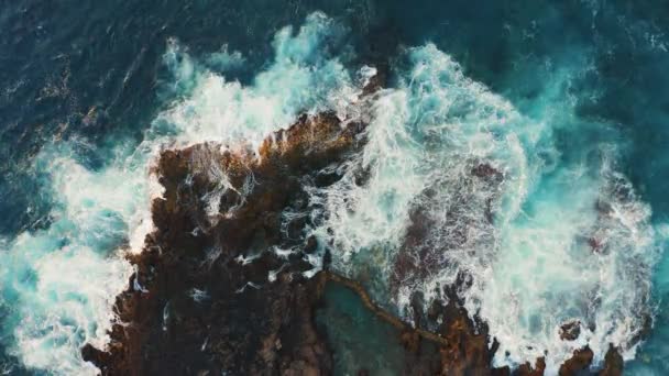 从空中俯瞰着巨大的海浪在空旷的岩石热带海滩上冲撞和发泡 形成了巨大的火山 野生海滩与深蓝色碧水相遇 — 图库视频影像