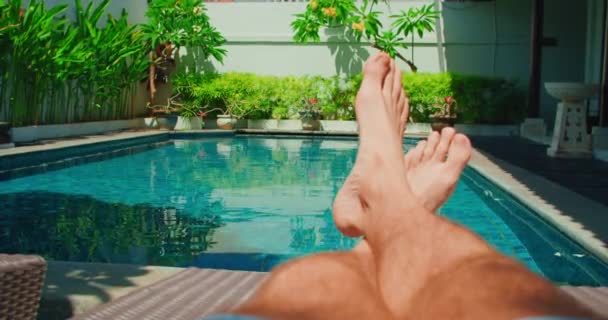 Mans Voeten Achtergrond Van Het Zwembad Ontspannen Vakantie Brutale Mannelijke — Stockvideo