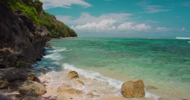 Зелений Пляж Балі Хвилі Бризкають Розбиваються Скелястий Берег Популярне Місце — стокове відео