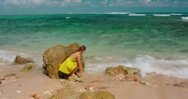 迷人的女人喜欢在史诗般的白色沙滩上 海洋的缓慢运动 在热带巴厘岛度假的生活 暑期旅游的概念 寂寞的女孩用海水洗脸 — 图库视频影像