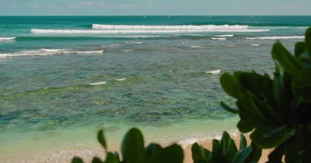 Морские Волны Катятся Пляжу Голубая Кристаллическая Вода Природный Фон Руку — стоковое видео