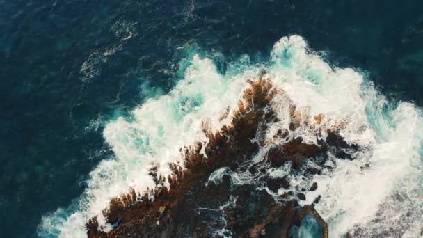 大西洋の浅い水の中で強力な波がクラッシュします 強い流れは水を旋回し 黒い火山砂の岩のビーチでスプラッシュ 水際だ ドローンの眺めを魅了する — ストック動画