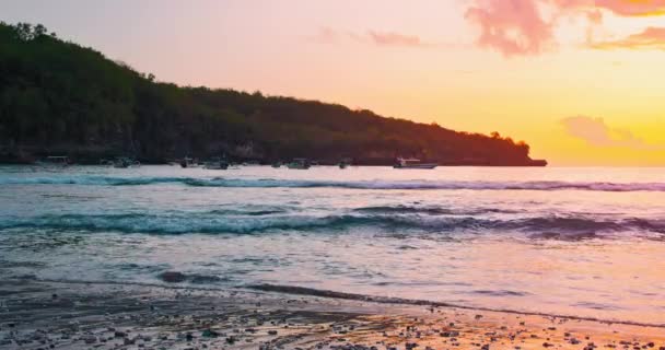 Zbliżenie Fal Rozciągających Się Nad Plażą Kolorowym Zachodzie Słońca Morski — Wideo stockowe