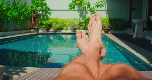脚踏在游泳池的后面 度假时放松一下 粗壮的男性腿 浓密的深色体毛 第一人开枪 — 图库视频影像