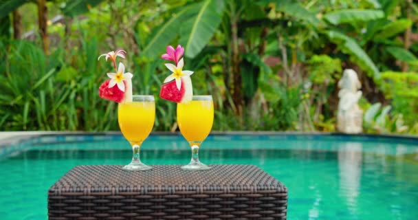 Two Yellow Cocktails Juice Flowers Stand Close Poolside Swimming Pool — Stock Video