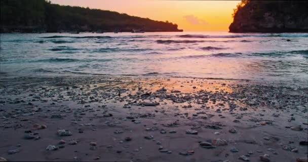 Zbliżenie Fal Rozciągających Się Nad Plażą Kolorowym Zachodzie Słońca Morski — Wideo stockowe