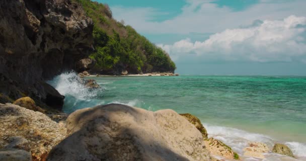 Піна Сланці Океанічних Хвиль Сині Бірюзові Хвилі Кидаються Скелястий Берег — стокове відео