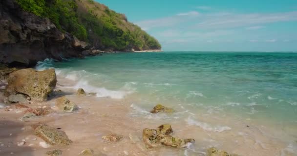 水泡和飞溅的海洋波蓝色的绿松石冲向岩石海岸 放松热带天堂岛的背景巴厘岛 绿碗海滩 — 图库视频影像
