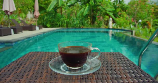 Kopp Kaffe Träbord Serveras Nära Blå Vatten Pool Bali Grön — Stockvideo