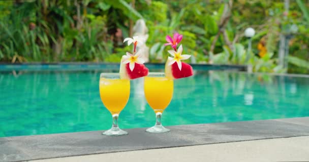 Two Yellow Cocktails Juice Flowers Stand Close Poolside Swimming Pool — Stock Video